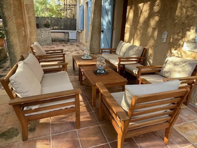 2 Pieces Terrasse Et Piscine Privatives Dans Maison Traditionnelle *