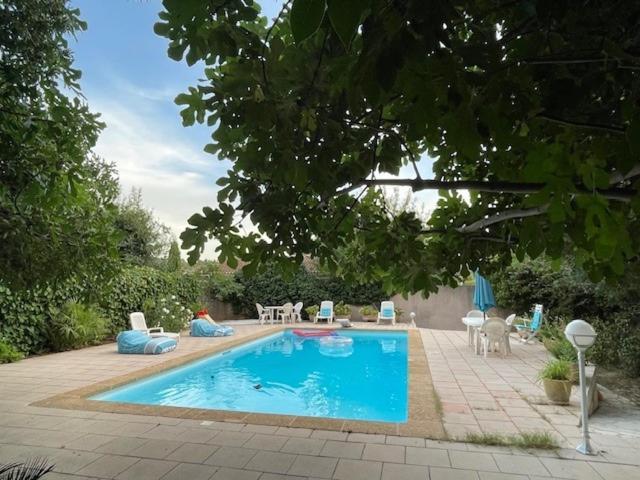 2 Pieces Terrasse Et Piscine Privatives Dans Maison Traditionnelle *
